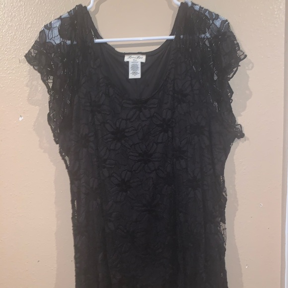 Lacey, Flowery - Picture 1 of 2